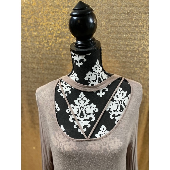 Charlotte Russe Cut-Out Top - Picture 3 of 4